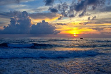 Okyanus dalgaları ve beach Phuket Adası