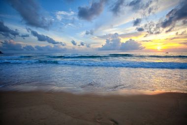 Okyanus dalgaları ve beach Phuket Adası