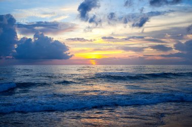 Okyanus dalgaları ve beach Phuket Adası