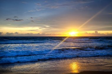 Okyanus dalgaları ve beach Phuket Adası