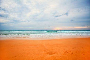 Okyanus dalgaları ve beach Phuket Adası
