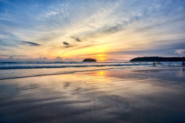 Okyanus dalgaları ve beach Phuket Adası