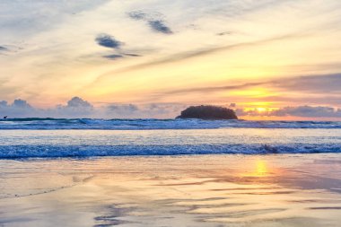 Okyanus dalgaları ve beach Phuket Adası