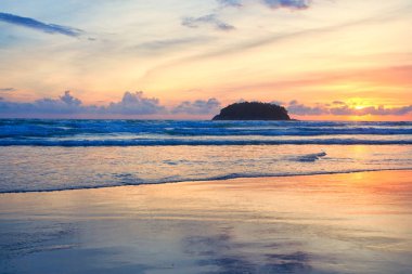 Okyanus dalgaları ve beach Phuket Adası