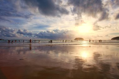 Okyanus dalgaları ve beach Phuket Adası