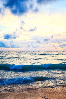Okyanus dalgaları ve beach Phuket Adası