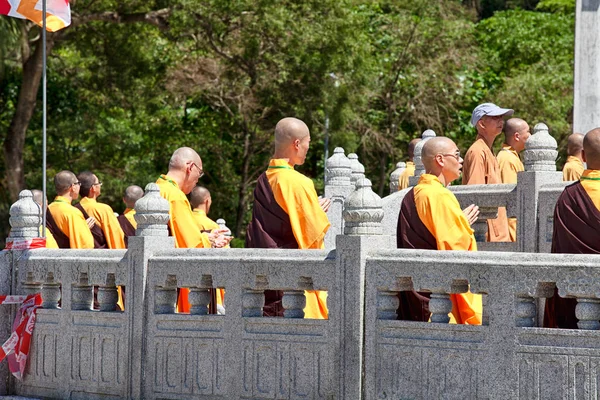 Des moines devant Big Buddha sur l'île de Lantau — Photo