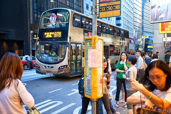 Mensen menigte op zebra oversteken straat — Stockfoto