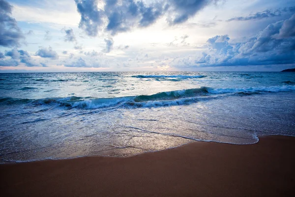 Ondas oceânicas e praia na ilha de Phuket — Fotografia de Stock