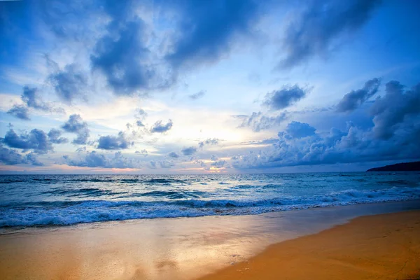 Ondas oceânicas e praia na ilha de Phuket — Fotografia de Stock