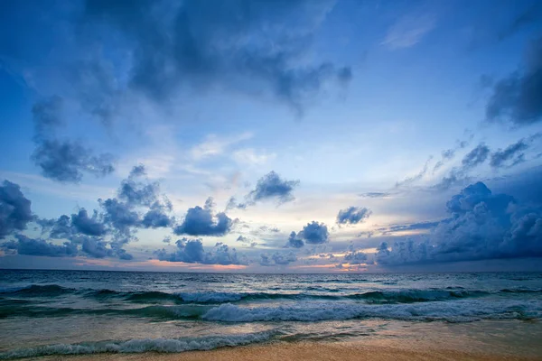 Ondas oceânicas e praia na ilha de Phuket — Fotografia de Stock