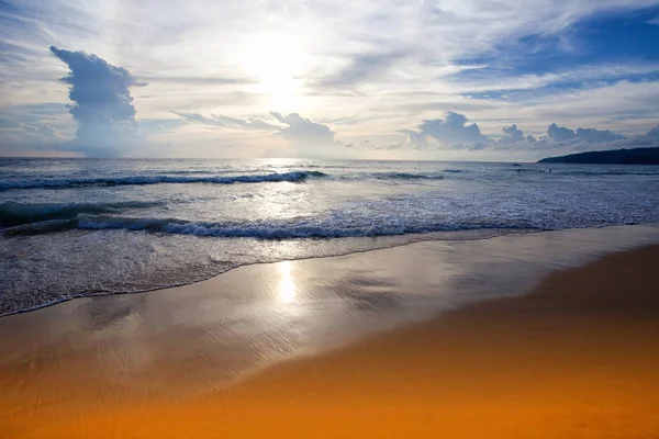 Onde dell'oceano e spiaggia sull'isola di Phuket — Foto Stock