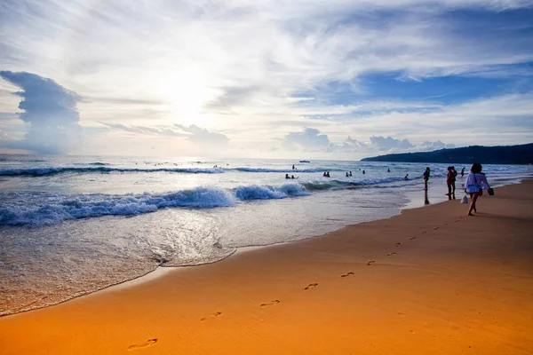 Onde dell'oceano e spiaggia sull'isola di Phuket — Foto Stock