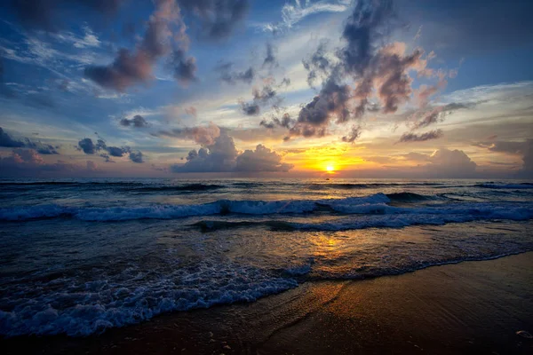 Ondas oceânicas e praia na ilha de Phuket — Fotografia de Stock