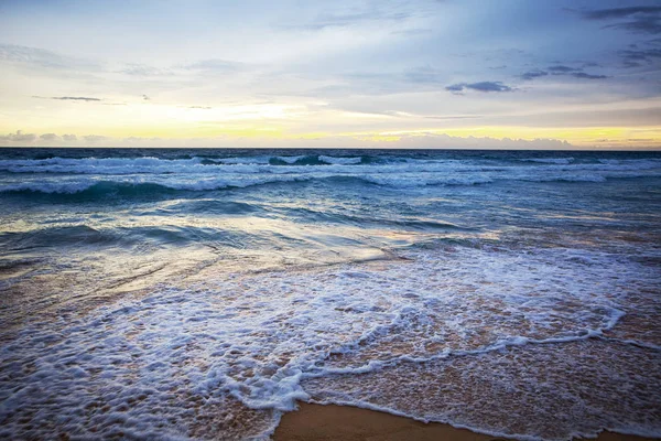 Vlny oceánu a pláže na ostrově Phuket — Stock fotografie