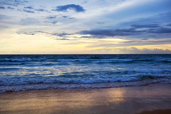 Onde dell'oceano e spiaggia sull'isola di Phuket — Foto Stock