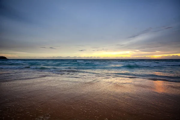 Okyanus dalgaları ve beach Phuket Adası