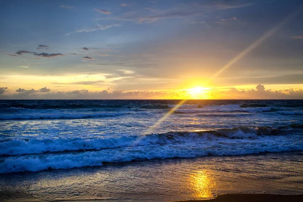 Vlny oceánu a pláže na ostrově Phuket — Stock fotografie