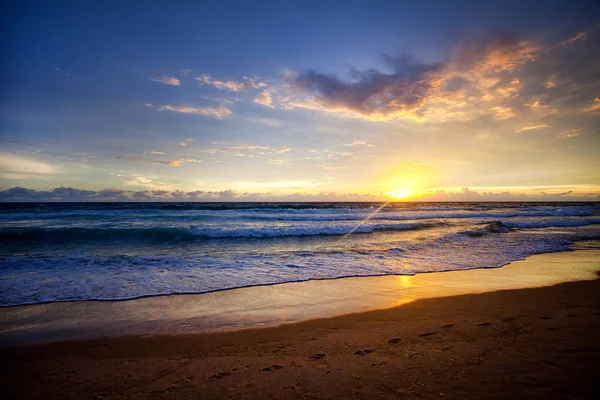 Okyanus dalgaları ve beach Phuket Adası — Stok fotoğraf