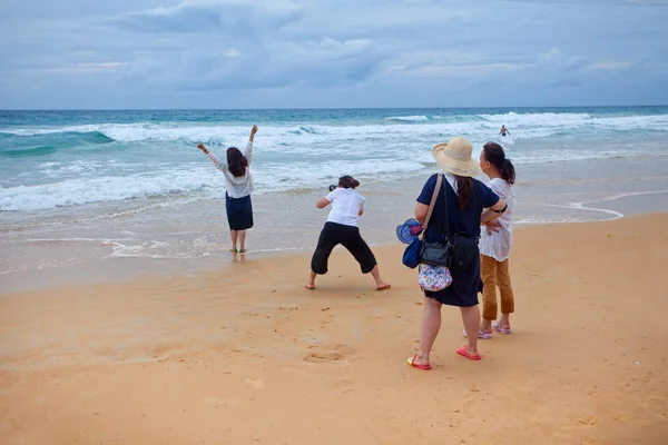 Vagues océaniques et plage sur l'île de Phuket — Photo