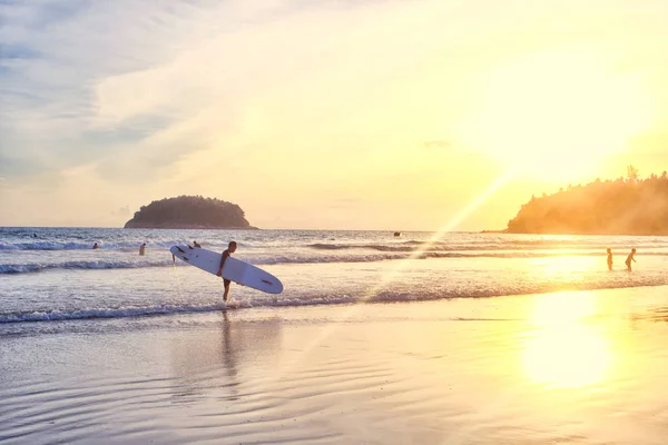 Onde dell'oceano e spiaggia sull'isola di Phuket — Foto Stock