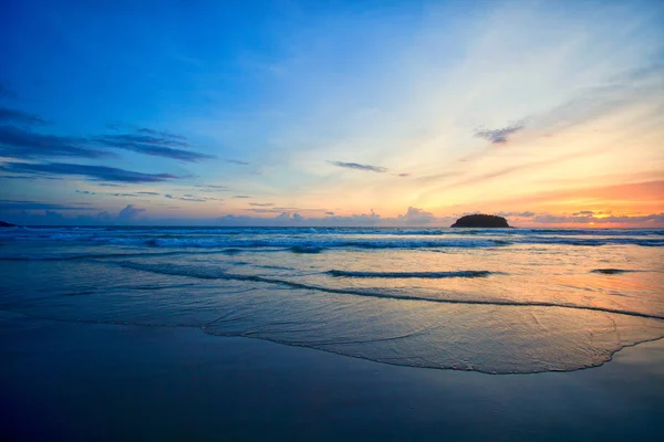 海浪和沙滩普吉岛 — 图库照片