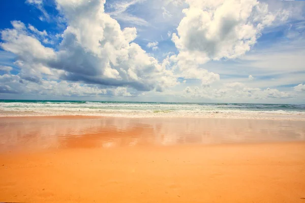 Fale oceanu i beach na wyspie Phuket — Zdjęcie stockowe