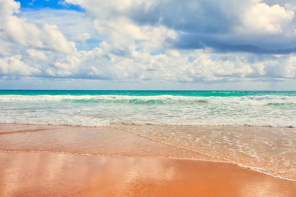 Ocean waves and beach on Phuket island — Stock Photo, Image