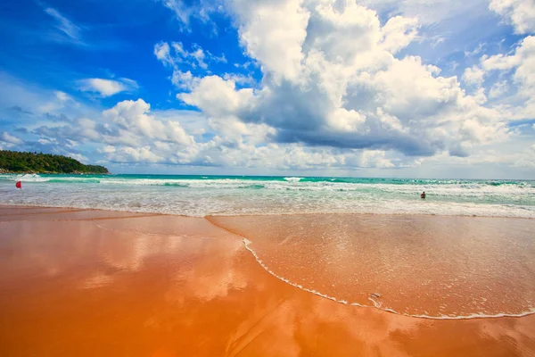 Onde dell'oceano e spiaggia sull'isola di Phuket — Foto Stock