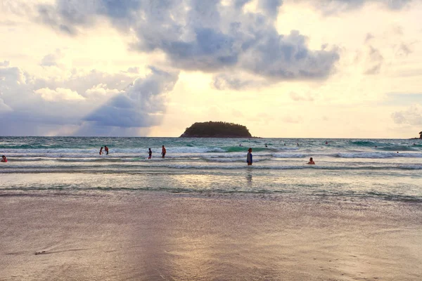 Onde dell'oceano e spiaggia sull'isola di Phuket — Foto Stock