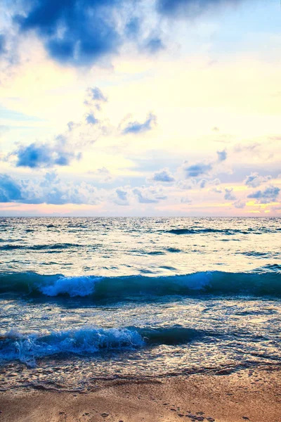 海の波とプーケット島のビーチ — ストック写真