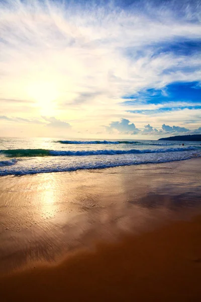 Oceaan golven en beach op Phuket island — Stockfoto