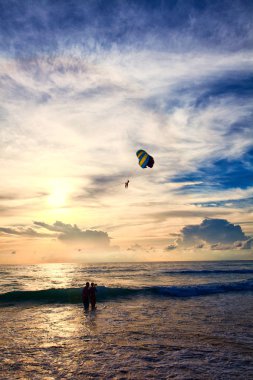 Okyanus dalgaları ve beach Phuket Adası