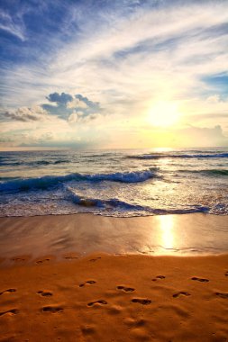 Okyanus dalgaları ve beach Phuket Adası