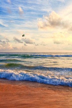 Okyanus dalgaları ve beach Phuket Adası