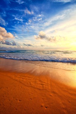 Okyanus dalgaları ve beach Phuket Adası