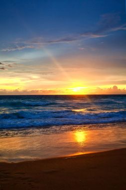 Okyanus dalgaları ve beach Phuket Adası