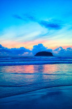 Okyanus dalgaları ve beach Phuket Adası