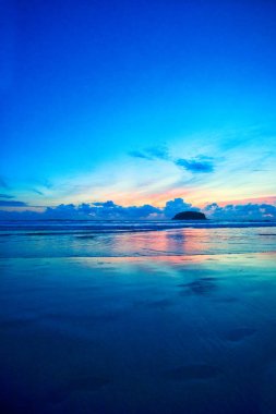 Okyanus dalgaları ve beach Phuket Adası