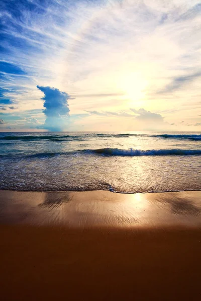 Ondas oceânicas e praia na ilha de Phuket — Fotografia de Stock