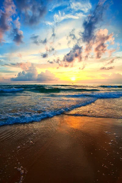 Ondas oceânicas e praia na ilha de Phuket — Fotografia de Stock