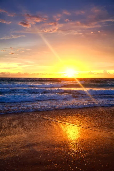 Okyanus dalgaları ve beach Phuket Adası — Stok fotoğraf