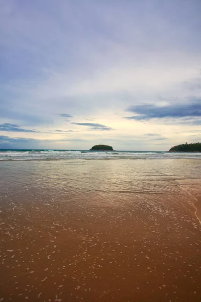 Onde dell'oceano e spiaggia sull'isola di Phuket — Foto Stock