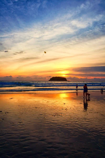 Vagues océaniques et plage sur l'île de Phuket — Photo