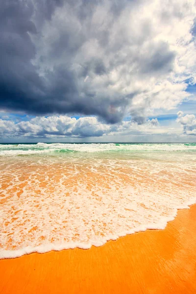 Vlny oceánu a pláže na ostrově Phuket — Stock fotografie