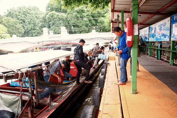 Vue sur le taxi fluvial à Bangkok — Photo