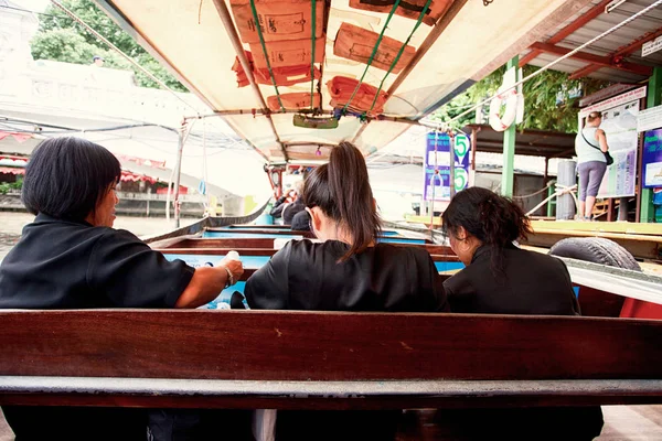 Vue sur le taxi fluvial à Bangkok — Photo