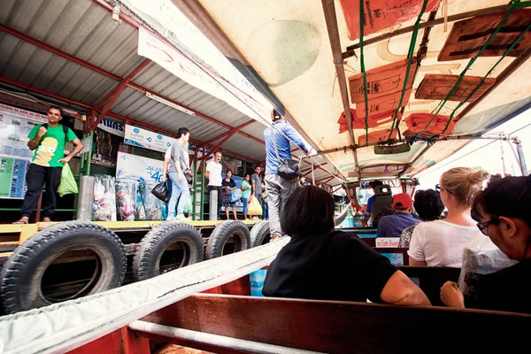 Vue sur le taxi fluvial à Bangkok — Photo