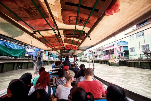 Vue sur le taxi fluvial à Bangkok — Photo