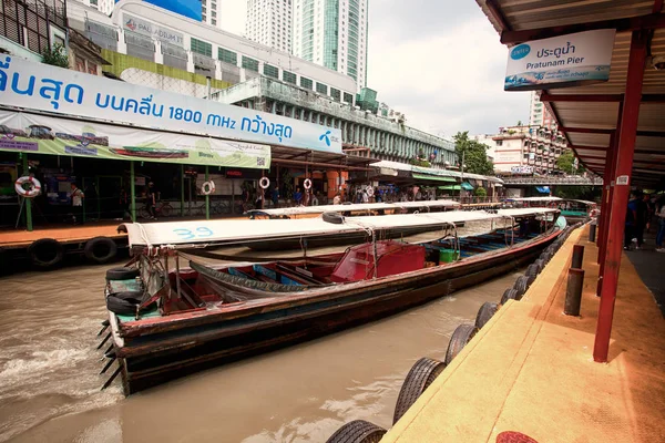 Vue sur le taxi fluvial à Bangkok — Photo